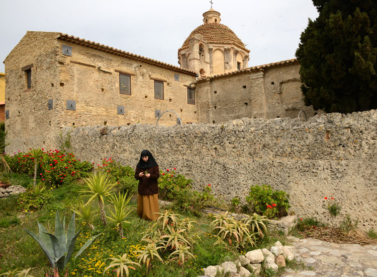 la monaca-eremita Mirella Muià nel giardino della chiesa di Santa Maria di Monserrato, a Gerace